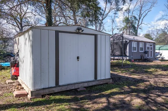 a view of a small house with yard