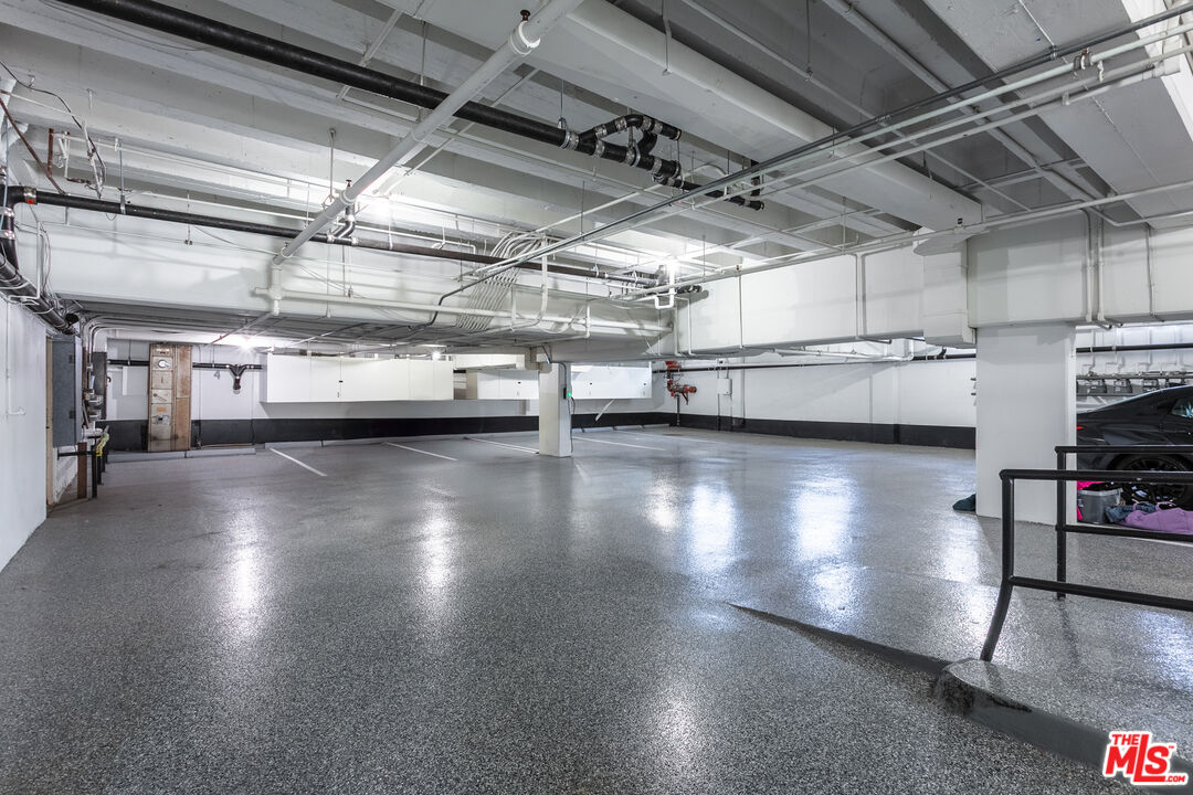 301 South Rexford Drive, Unit 2 Beverly Hills, CA 90212 - Photo 23 of 23 a view of a parking area