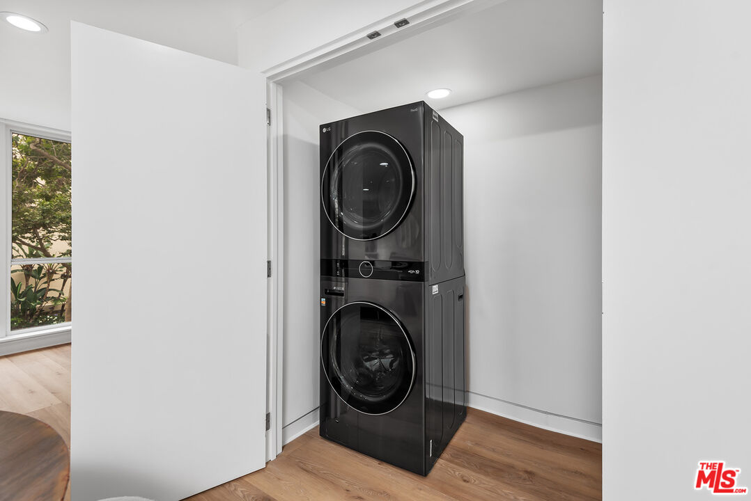 301 South Rexford Drive, Unit 2 Beverly Hills, CA 90212 - Photo 9 of 23 a view of livingroom with washer and dryer