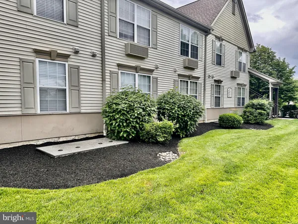 a view of a house with backyard and plants