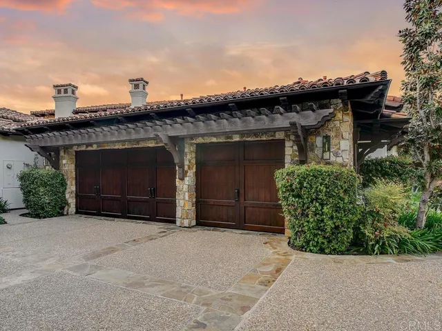 a view of a house with backyard and porch