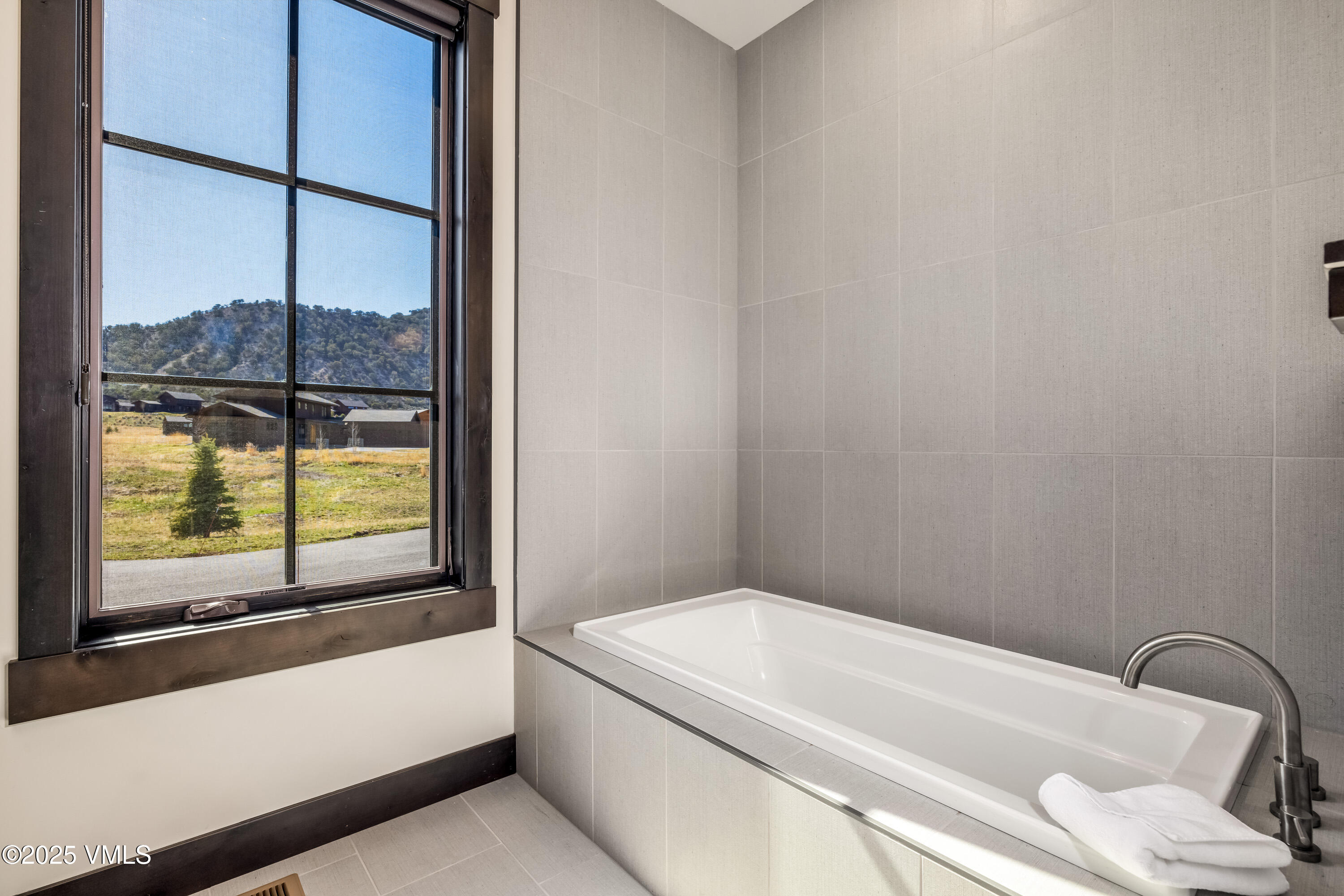 731 Hunters View Lane Eagle, CO 81631 - Photo 21 of 41 Primary Bathroom Tub -052A0914_1