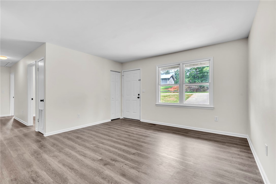 127 Oak Ridge Circle Seneca, SC 29678 - Photo 4 of 32 Gallery Image 4