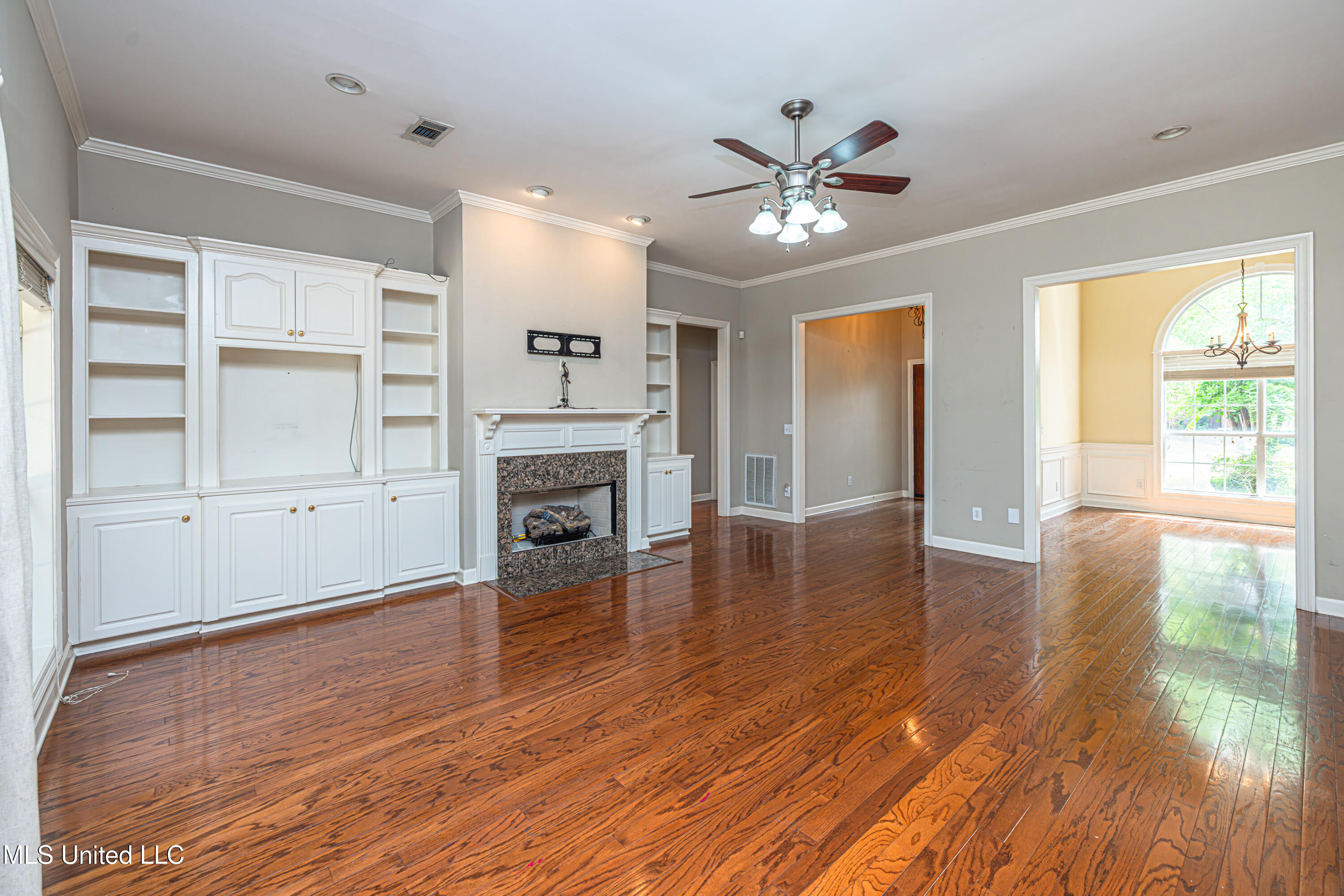 5984 Libby Lane Jackson, MS 39211 - Photo 31 of 35 living foyer