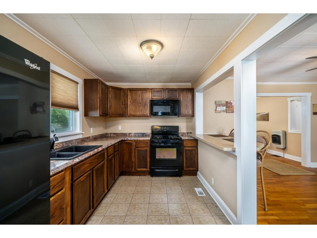 376 McQueen Street Butler, TN 37640 - Photo 19 of 30 Kitchen