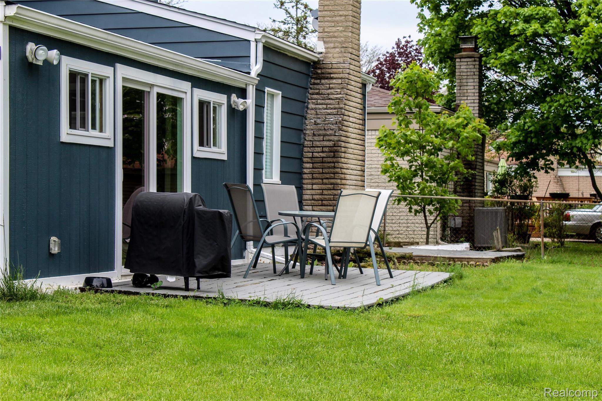 739 Meadowlake Road Canton, MI 48188 - Photo 37 of 44 Patio.jpg