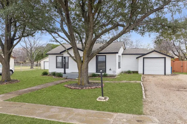 $2,100 | 410 Ayres Street, Hutchins, TX 75141