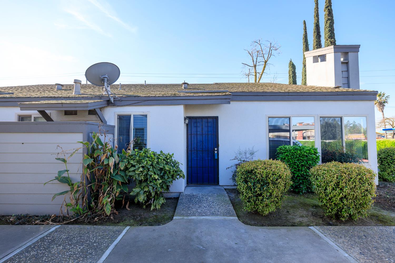 1313 Floyd Avenue, Unit 122 Modesto, CA 95355 - Photo 1 of 35 a front view of a house with garden