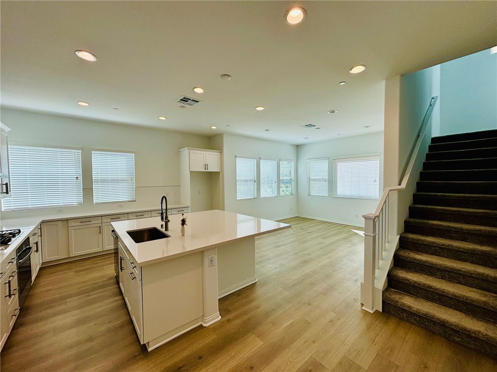 27366 Hyland Newhall, CA 91381 - Photo 6 of 31