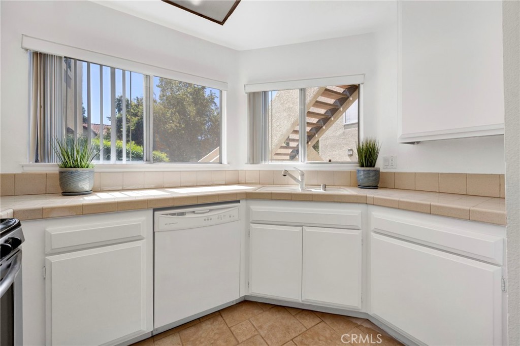 3210 Darby Street, Unit 102 Simi Valley, CA 93063 - Photo 4 of 21
