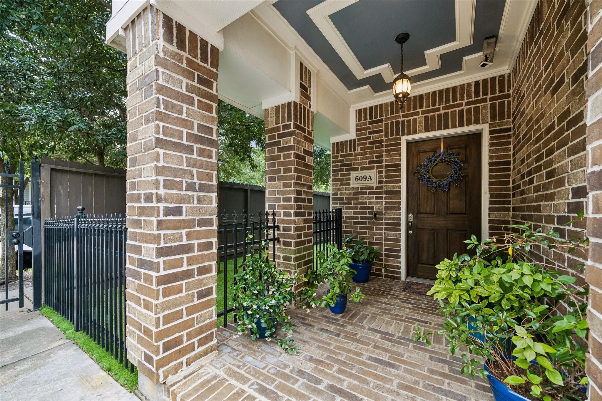 609 Rutland Street, Unit A Houston, TX 77007 - Photo 3 of 30 a front view of a house