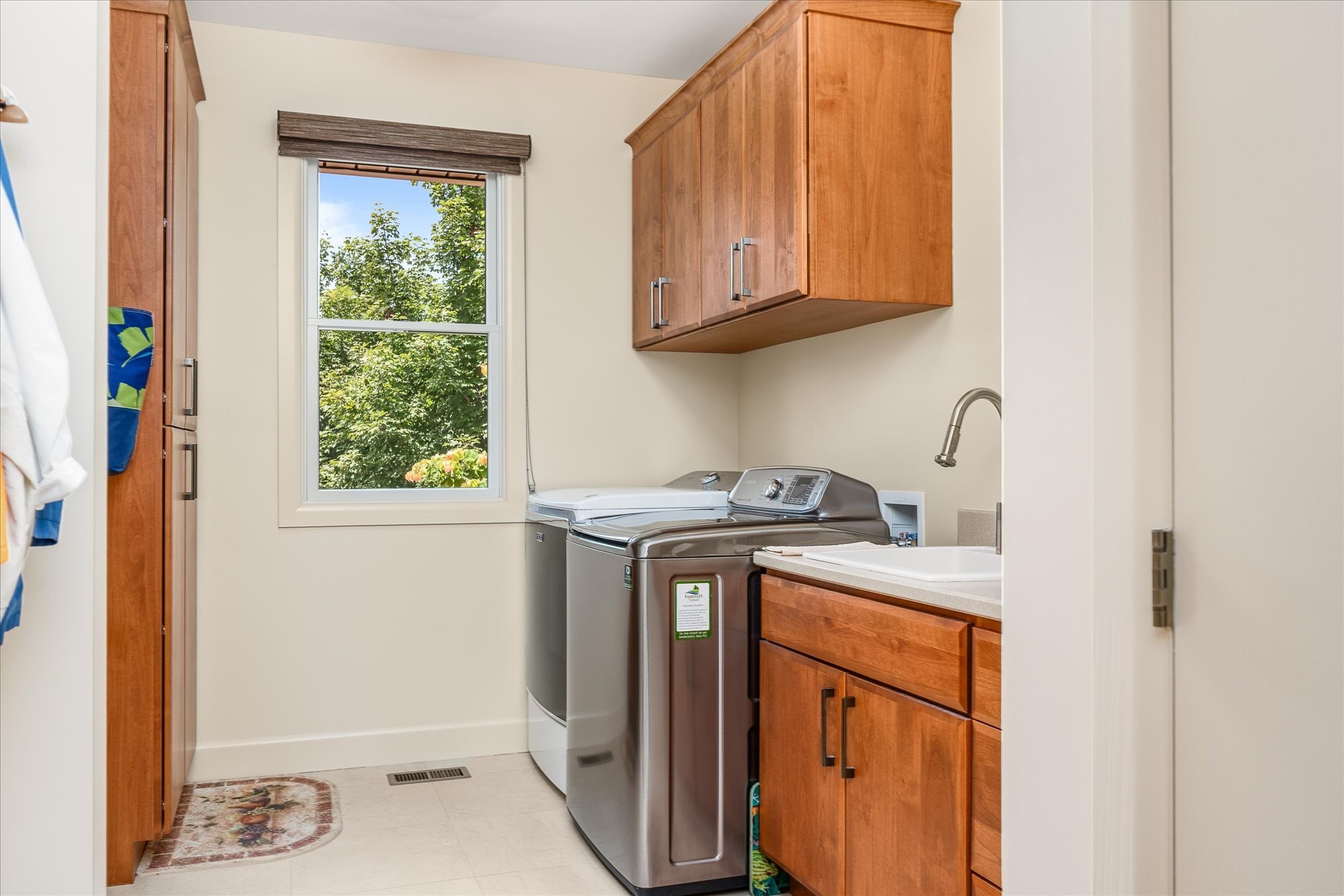 61 Bluff View Terrace Crossville, TN 38558 - Photo 72 of 81 a utility room with sink dryer and washer