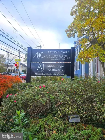 a sign that is sitting in front of a building