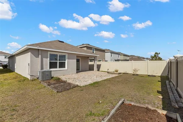 a view of a backyard