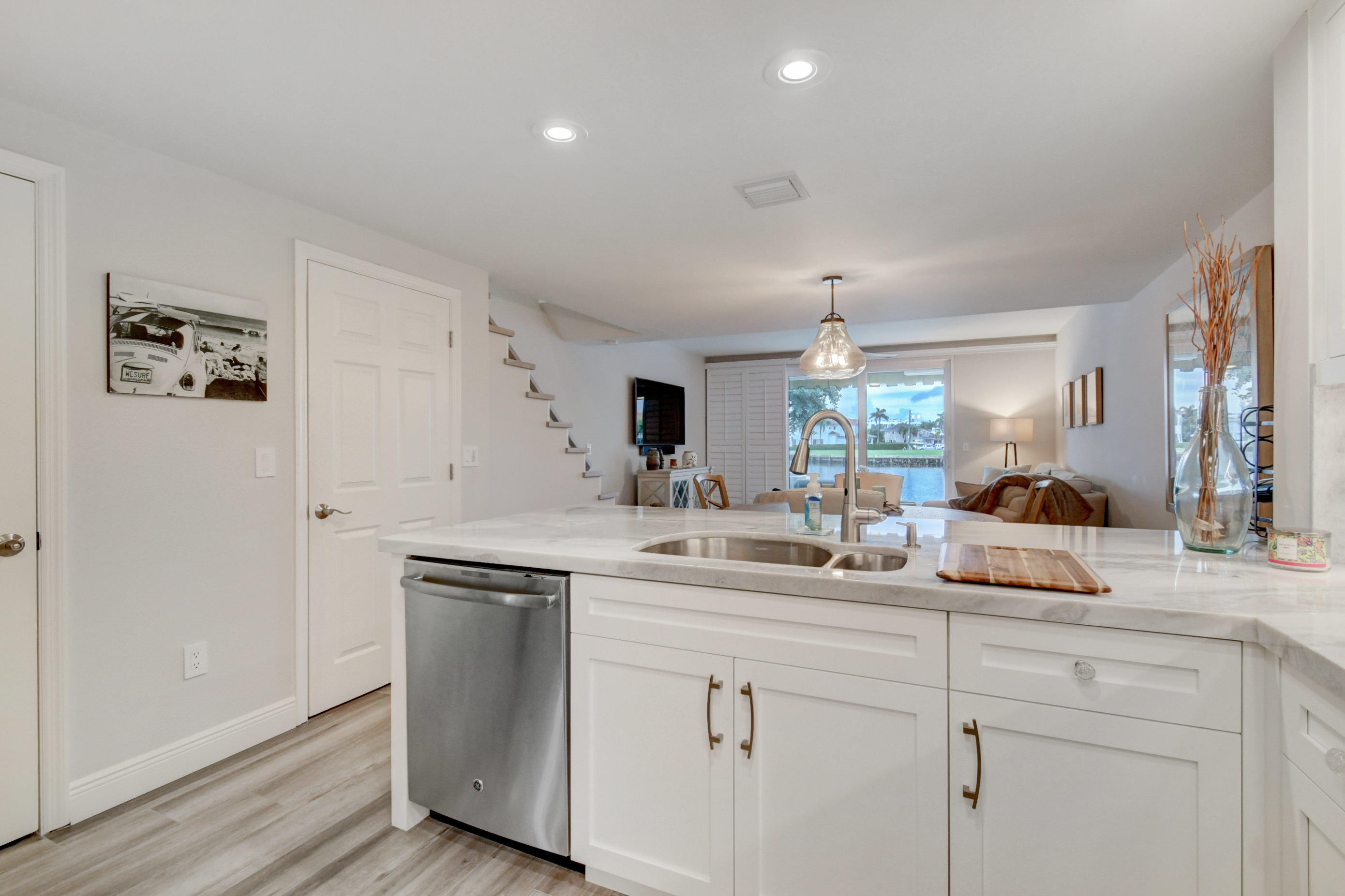 910 Jeffery Street Boca Raton, FL 33487 - Photo 6 of 34 Kitchen