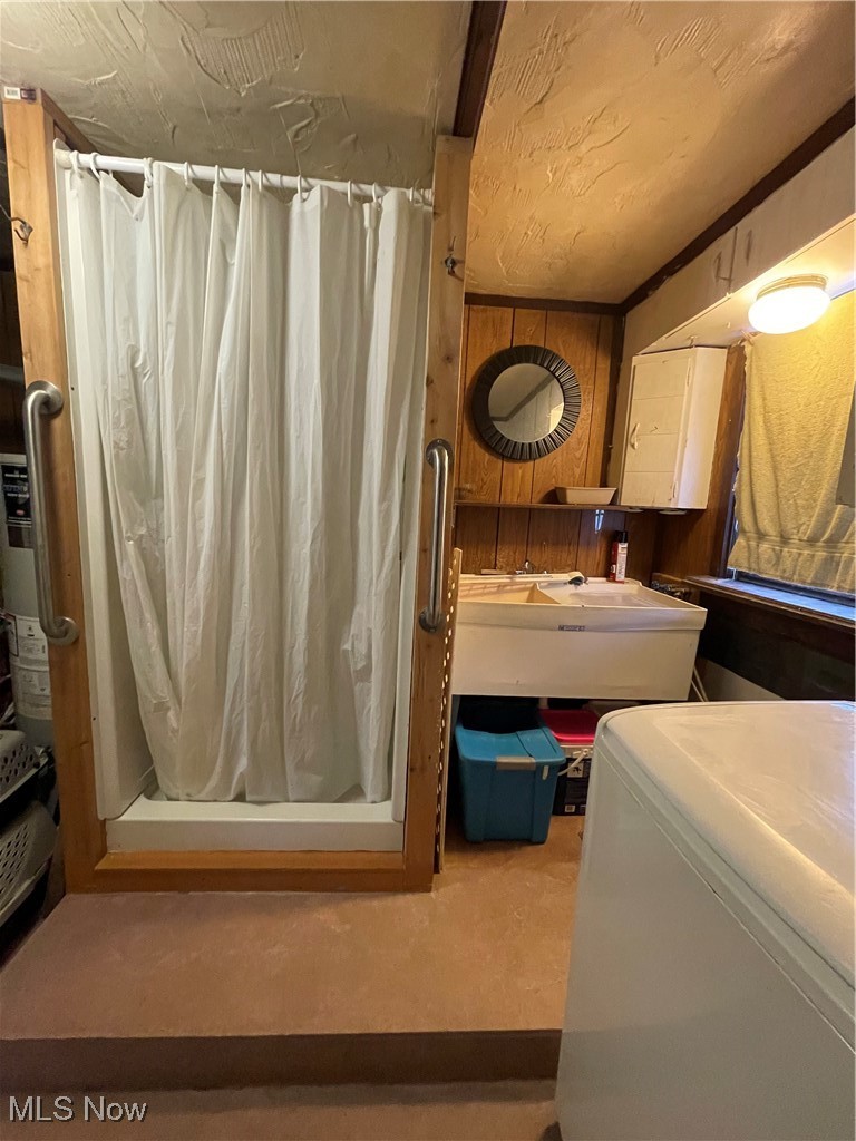 4298 South Ridge Road Perry, OH 44081 - Photo 27 of 32 Laundry room with a shower and sink