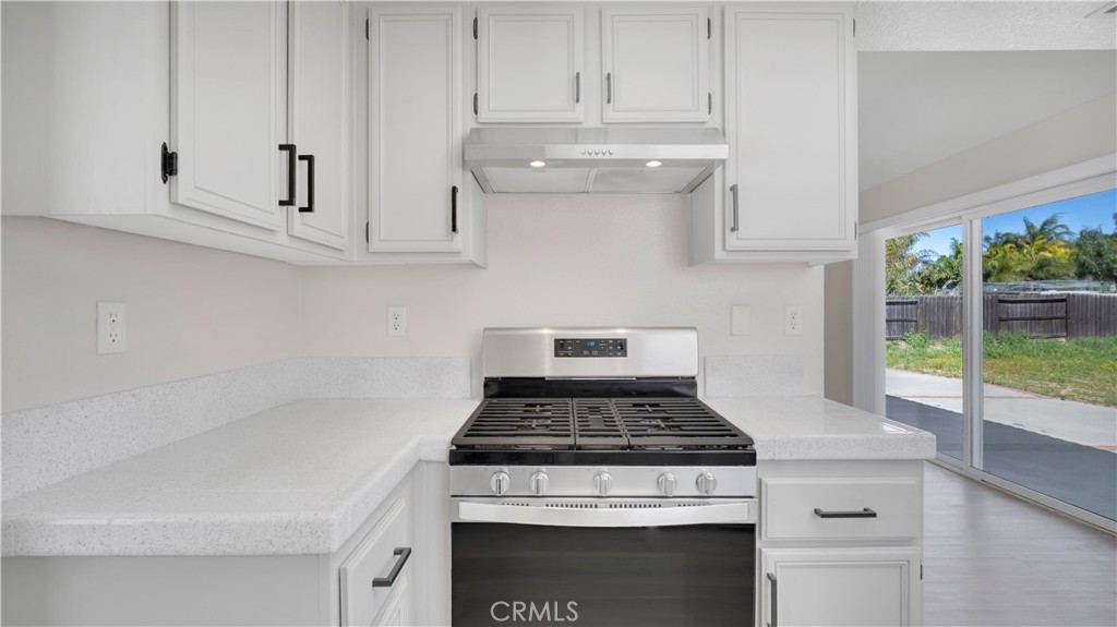 19364 Summerwind Trail Perris, CA 92570 - Photo 7 of 50 a stove top oven sitting inside of a kitchen