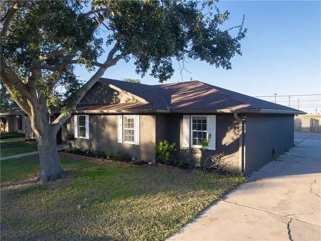 a view of a house with a yard