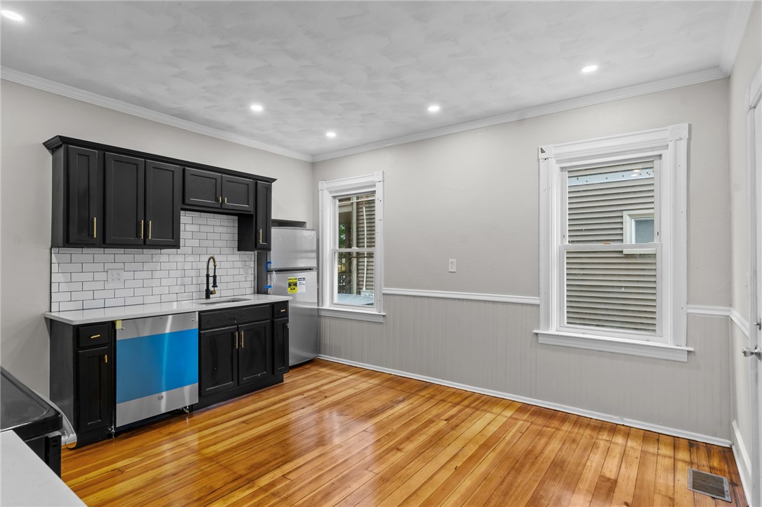 382 Orms Street Providence, RI 02908 - Photo 3 of 31