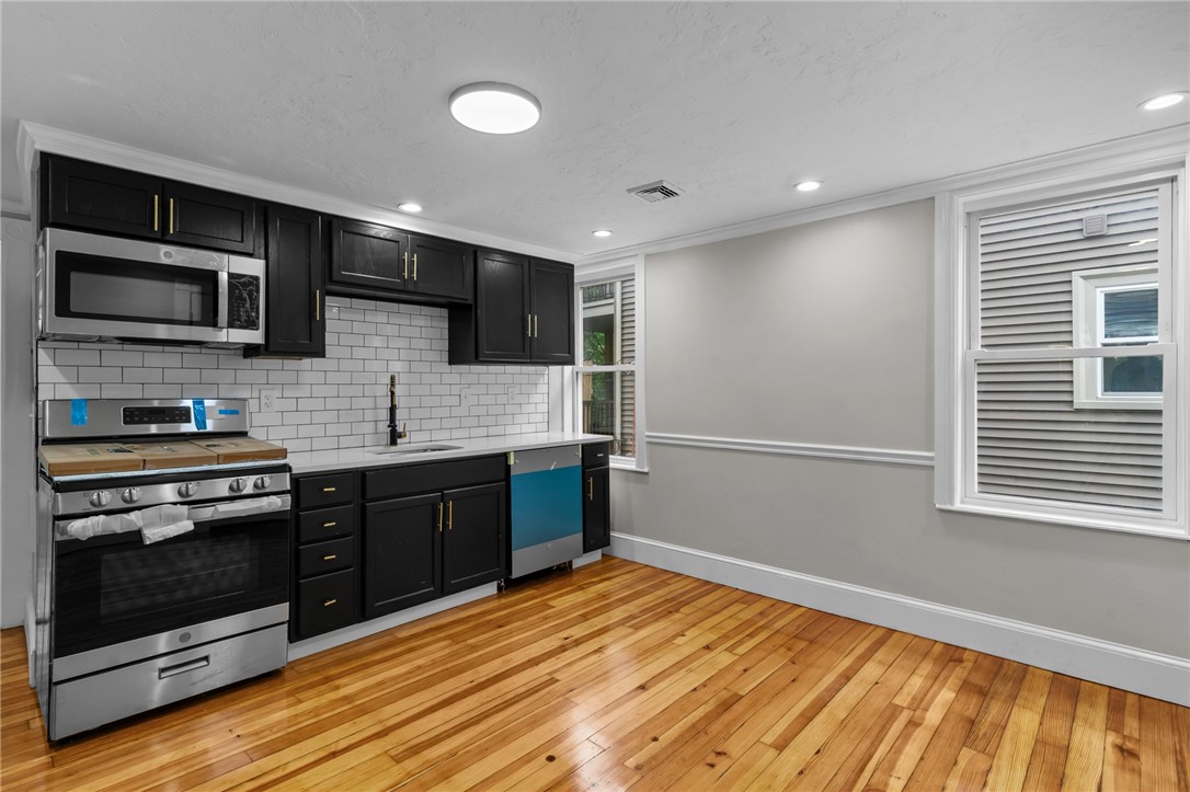 382 Orms Street Providence, RI 02908 - Photo 5 of 31