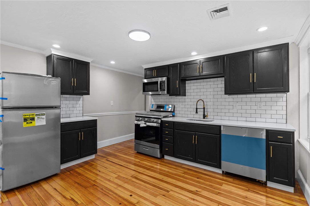 382 Orms Street Providence, RI 02908 - Photo 6 of 31
