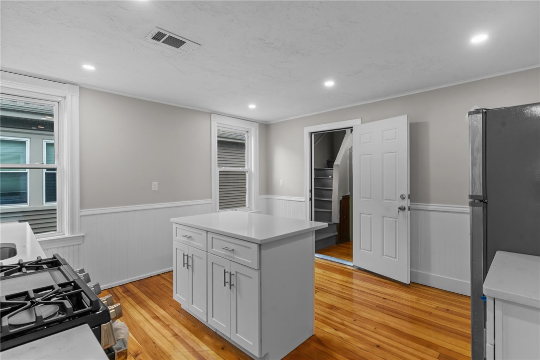 382 Orms Street Providence, RI 02908 - Photo 8 of 31