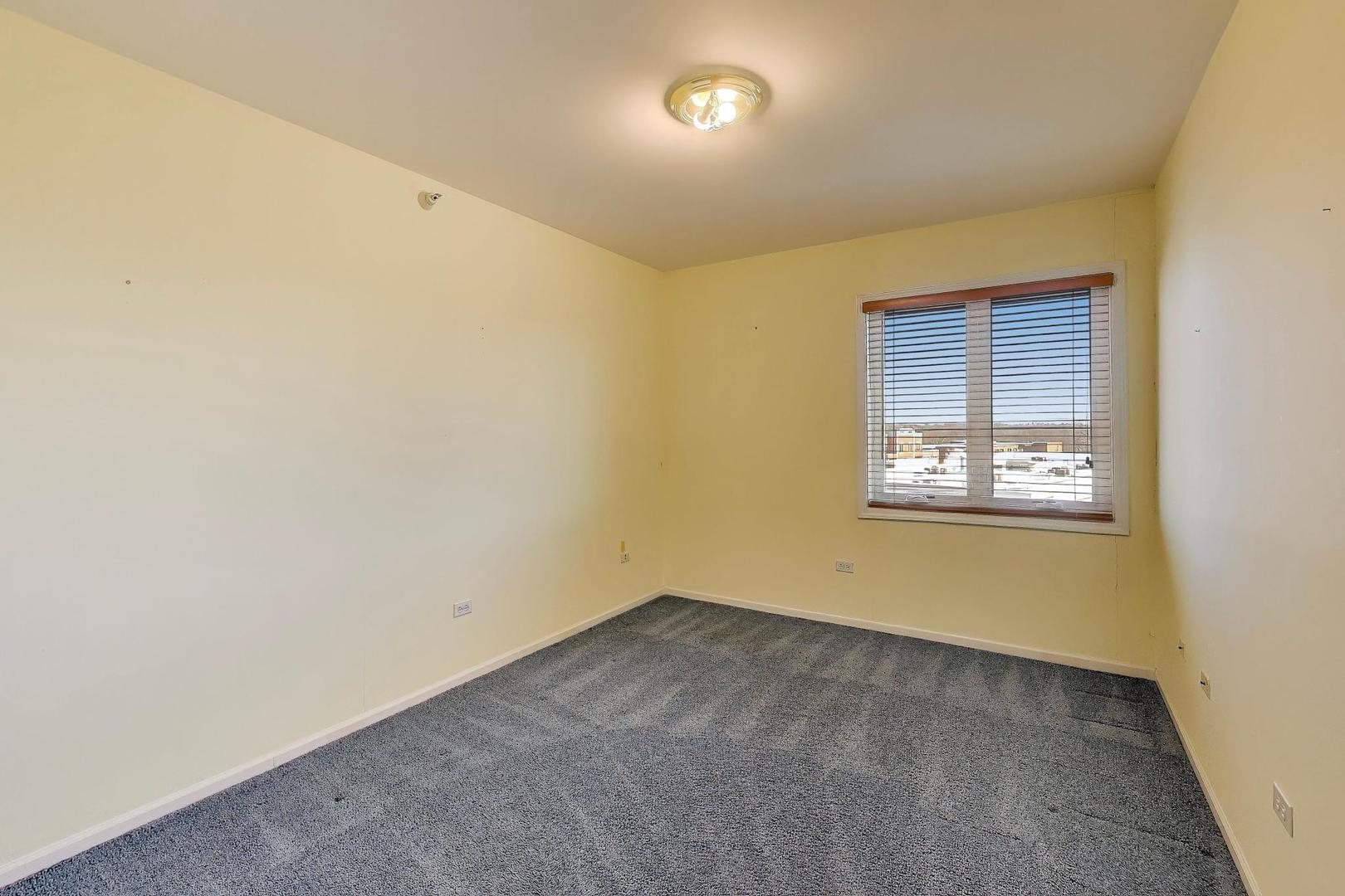 650 South River Road, Unit 812 Des Plaines, IL 60016 - Photo 18 of 25 an empty room with a window