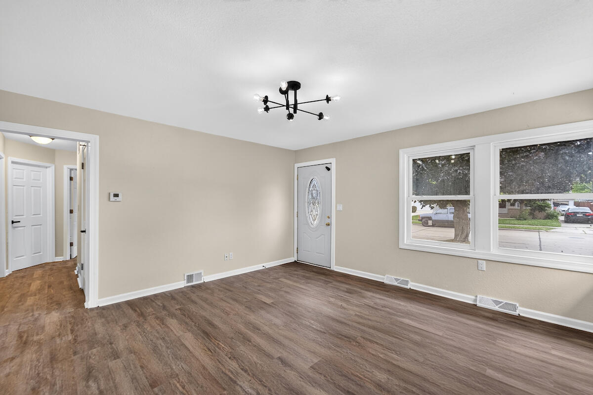 2702 Loraine Avenue Racine, WI 53404 - Photo 5 of 18 DSC06391