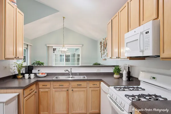 $292,500 | 324 New Haven Drive, Cary, IL 60013