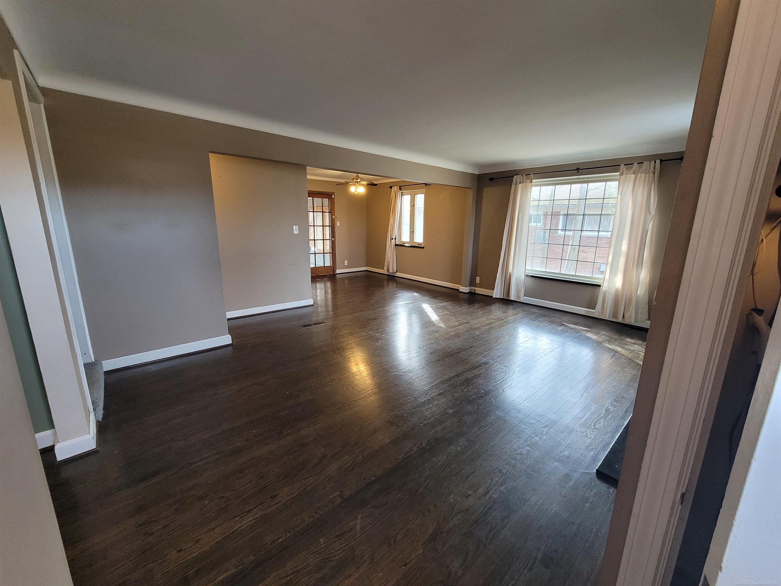 831 Roslyn Road Grosse Pointe, MI 48236 - Photo 2 of 29 50110582-3.JPG