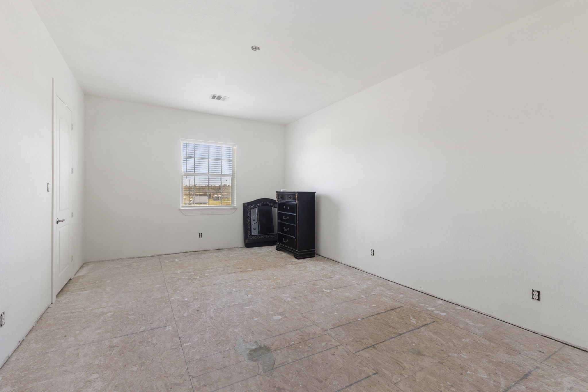 2464 North Walker Road Cleveland, TX 77328 - Photo 21 of 42 an empty room with windows