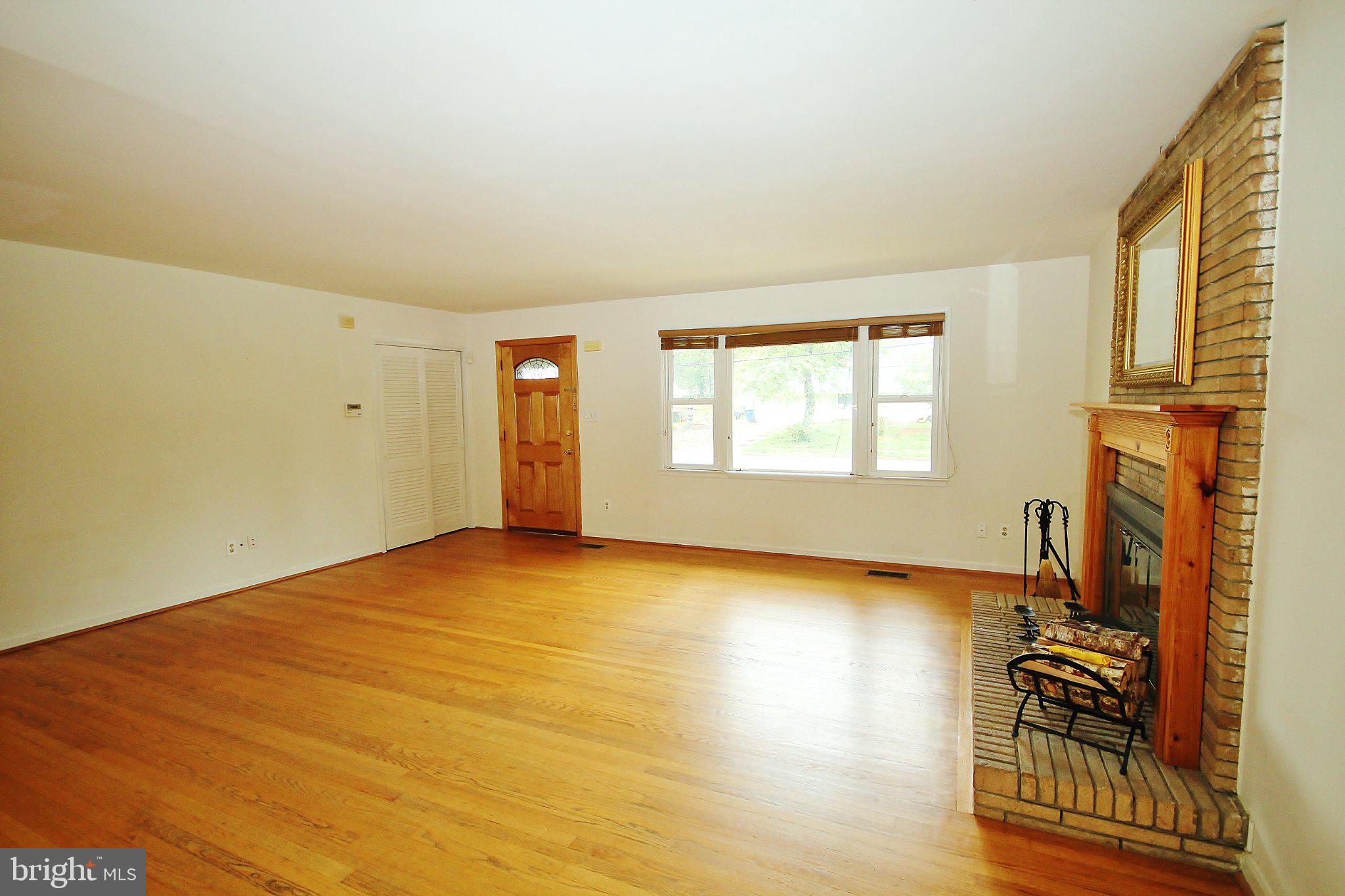 5504 Inverchapel Road Springfield, VA 22151 - Photo 5 of 51 Spacious living area with natural light.