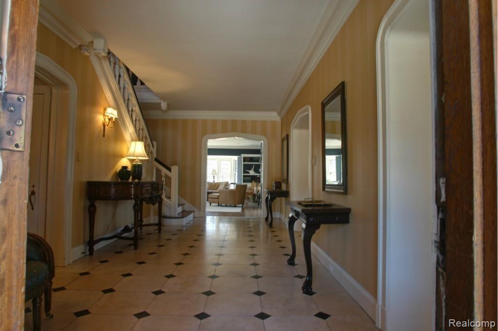 111 Cloverly Road Grosse Pointe, MI 48236 - Photo 4 of 16 Front Hall