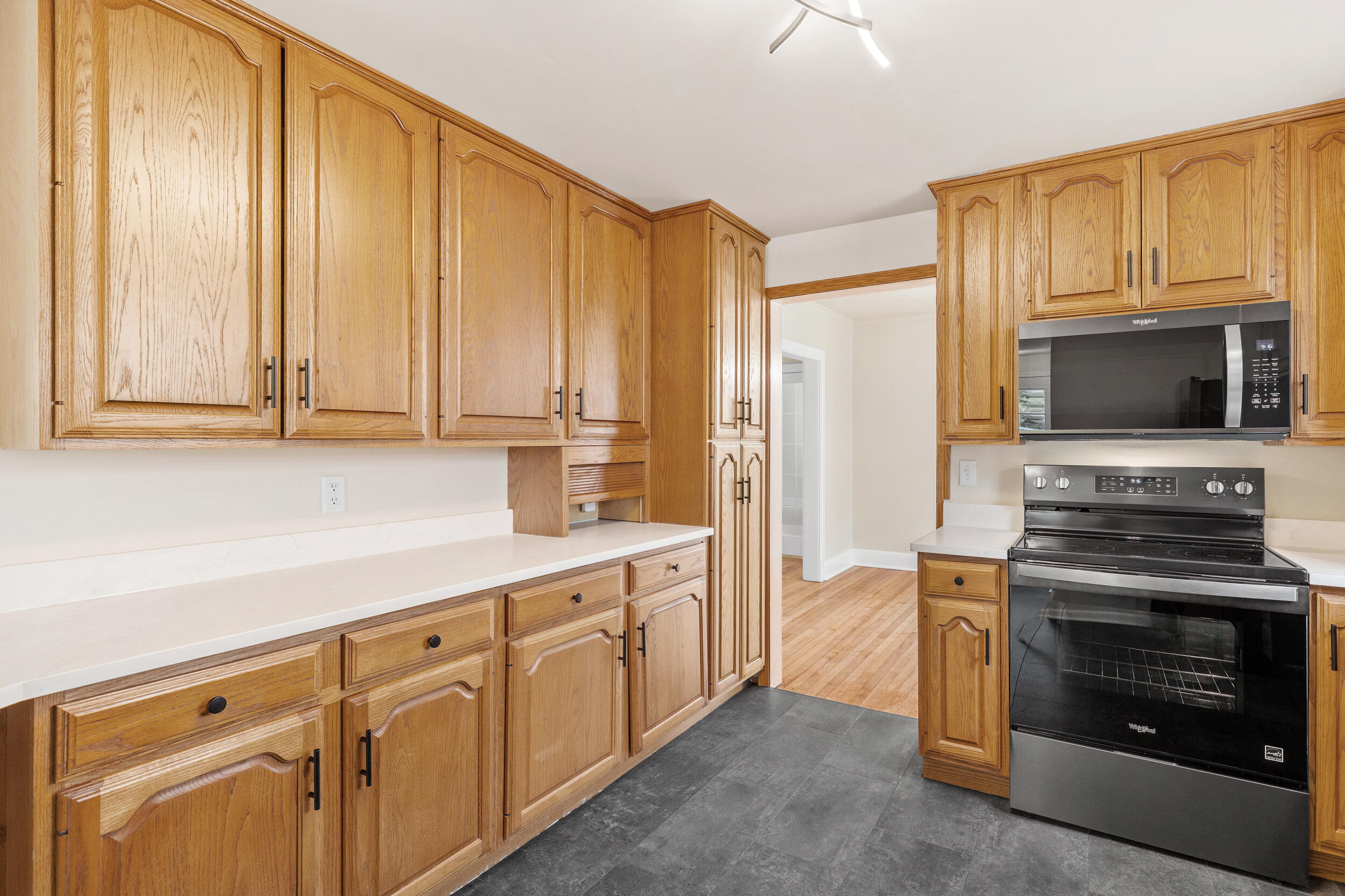526 Pinetree Road Kohler, WI 53044 - Photo 10 of 38 Kitchen