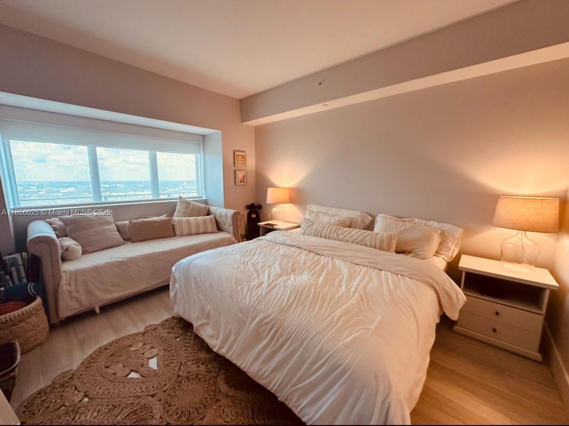 650 Northeast 32nd Street, Unit 4003 Miami, FL 33137 - Photo 13 of 32 a bedroom with a bed and a couch