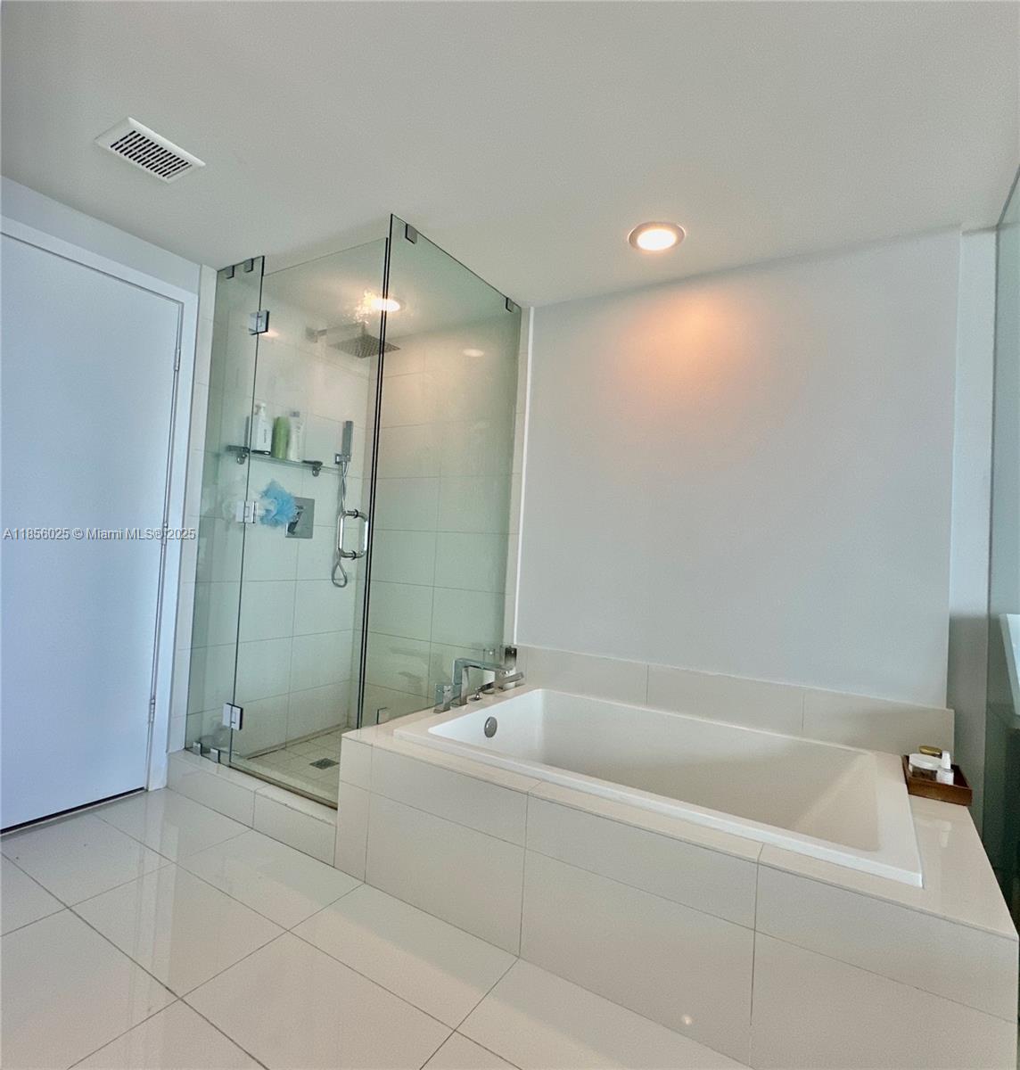 650 Northeast 32nd Street, Unit 4003 Miami, FL 33137 - Photo 17 of 32 a spacious bathroom with a bathtub and shower