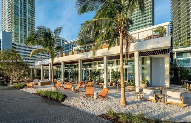 a view of entryway with a flower pot