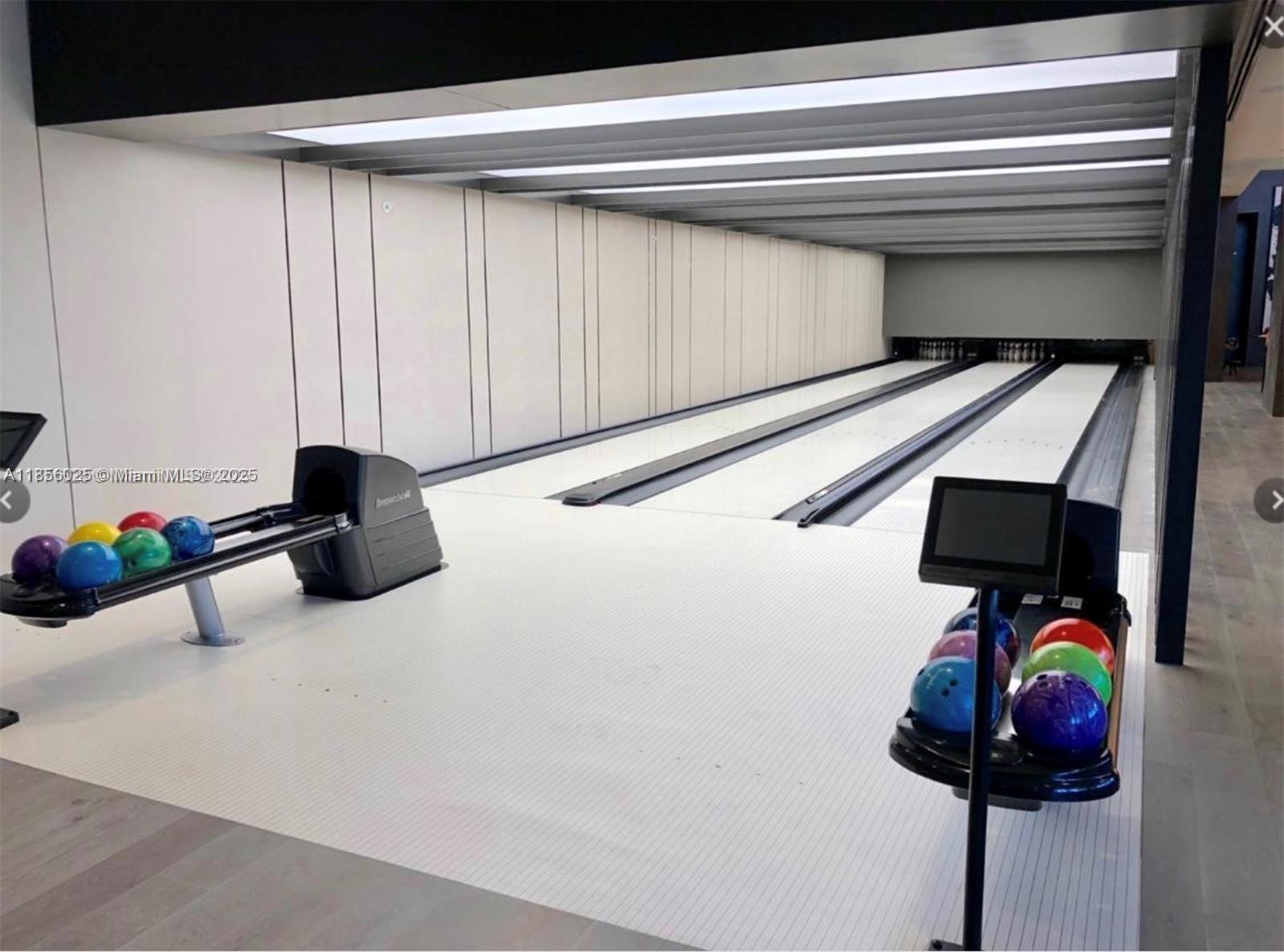 650 Northeast 32nd Street, Unit 4003 Miami, FL 33137 - Photo 32 of 32 a view of entryway with a flower pot