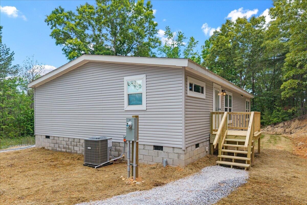 1629 Wasson Road Ten Mile, TN 37880 - Photo 6 of 27 a front view of a house with a yard