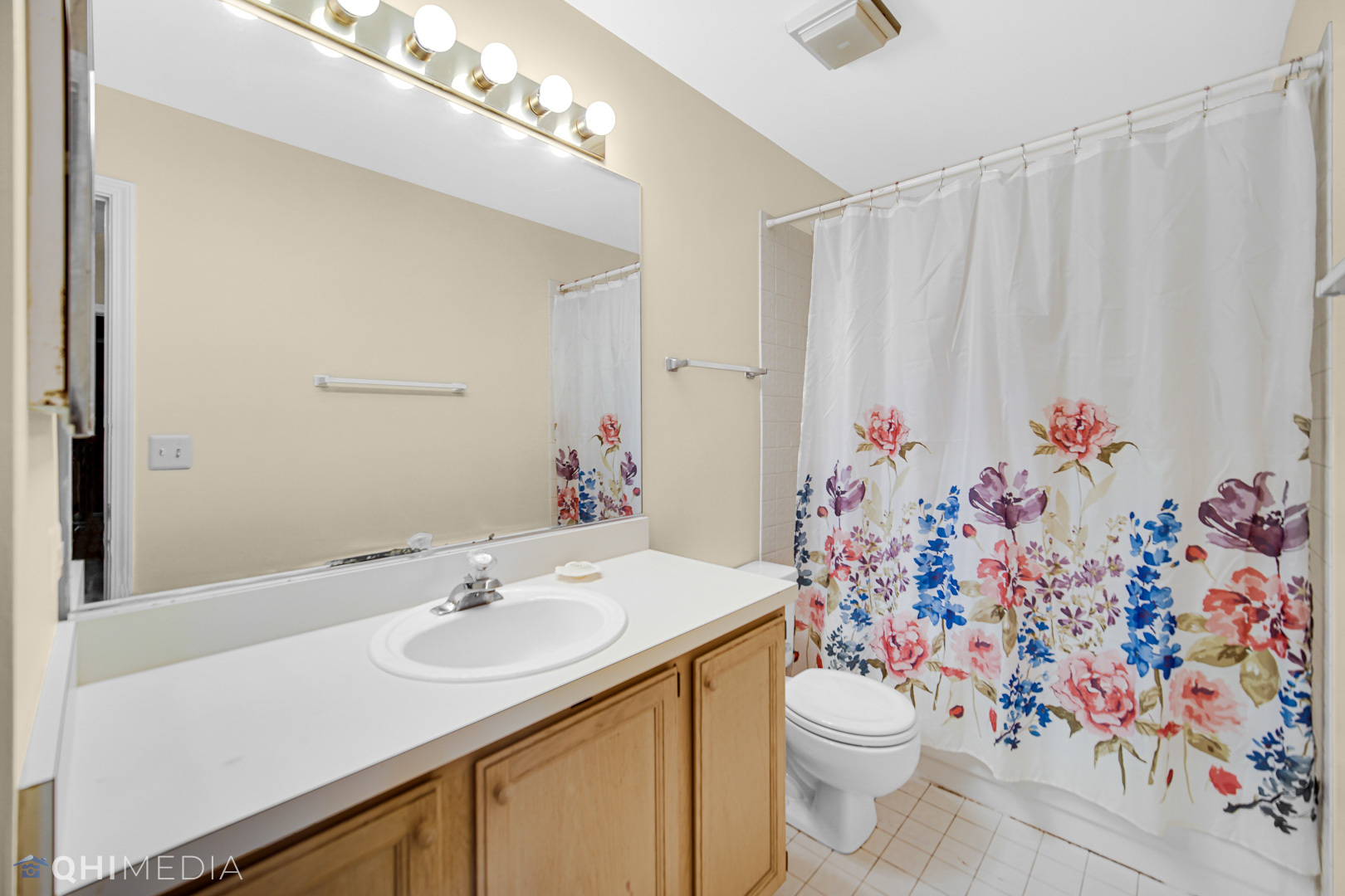 1123 Coldspring Road, Unit 1123 Elgin, IL 60120 - Photo 13 of 23 a bathroom with a sink toilet and shower