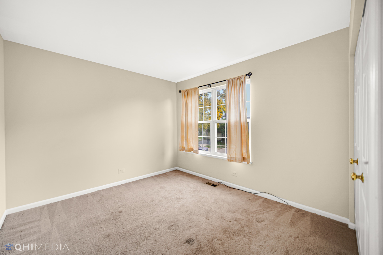 1123 Coldspring Road, Unit 1123 Elgin, IL 60120 - Photo 14 of 23 an empty room with a window