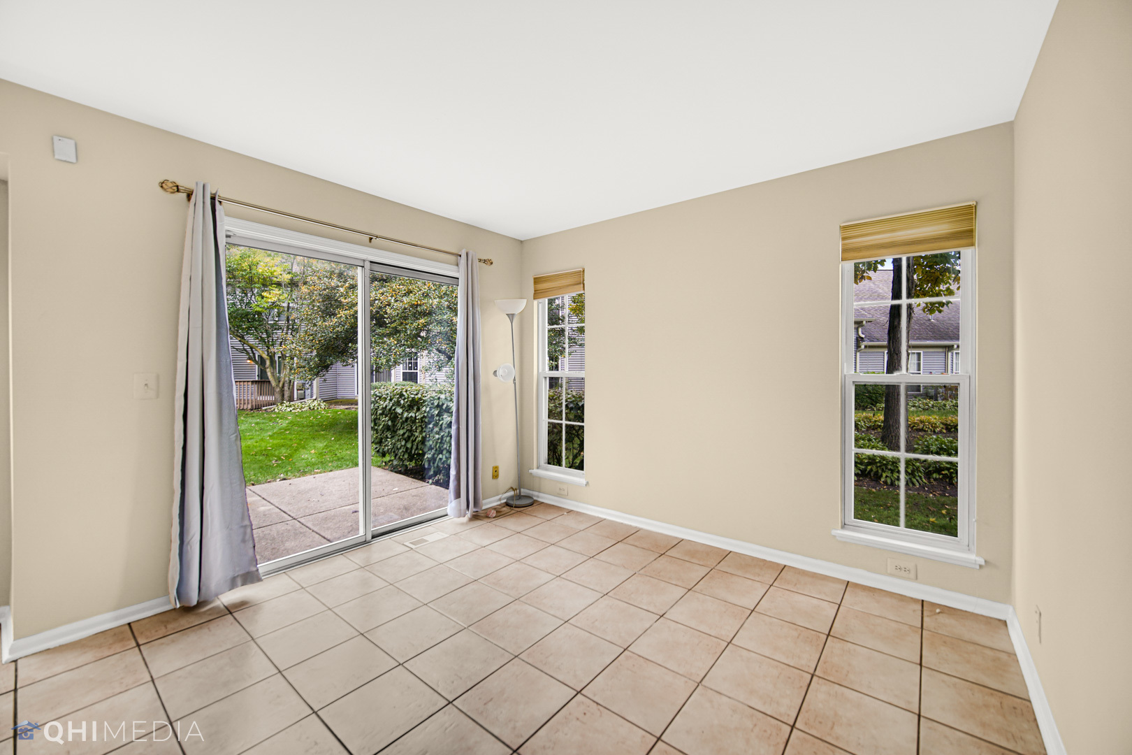 1123 Coldspring Road, Unit 1123 Elgin, IL 60120 - Photo 6 of 23 a view of an empty room and window