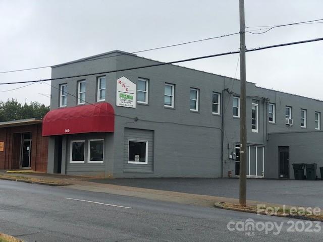 360 1st Avenue Southwest, Unit B Hickory, NC 28602 - Photo 2 of 9 a front view of a house