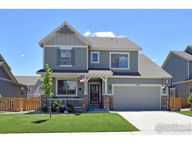 a view of a yard in front of a house