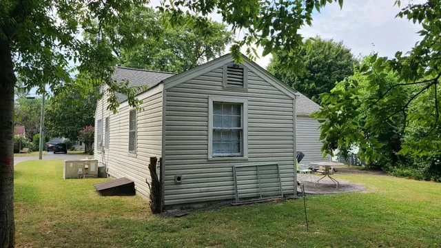 a view of back yard of the house