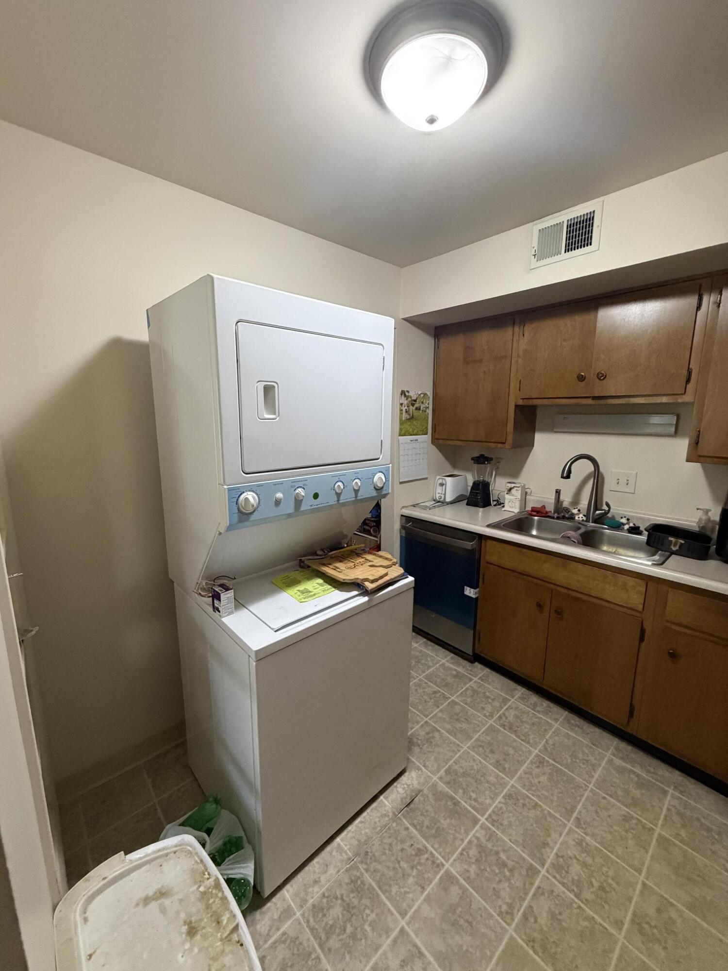 742 West Kilgore Road, Unit 106 Kalamazoo, MI 49008 - Photo 11 of 16 IMG_3152