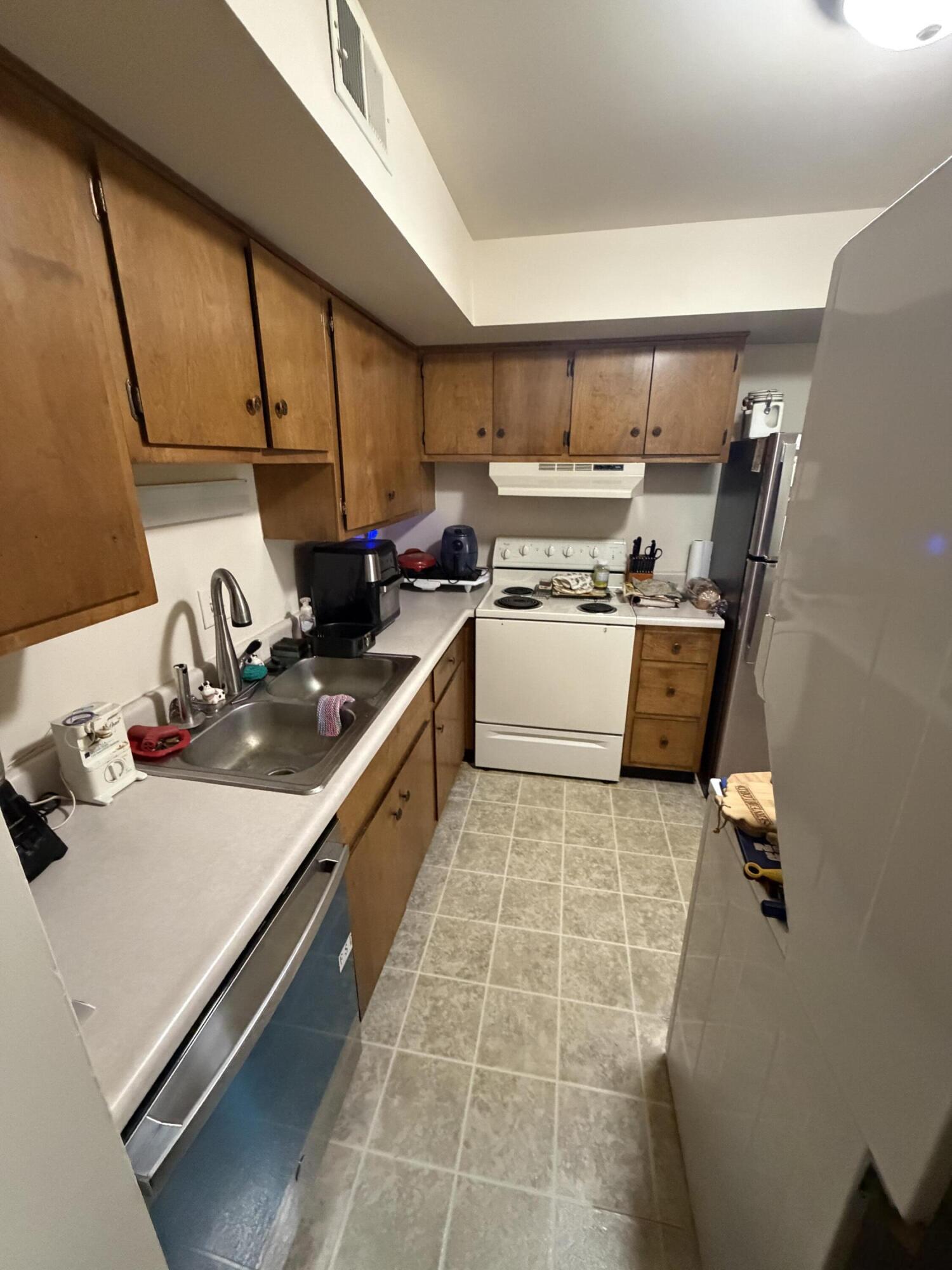 742 West Kilgore Road, Unit 106 Kalamazoo, MI 49008 - Photo 12 of 16 IMG_3153