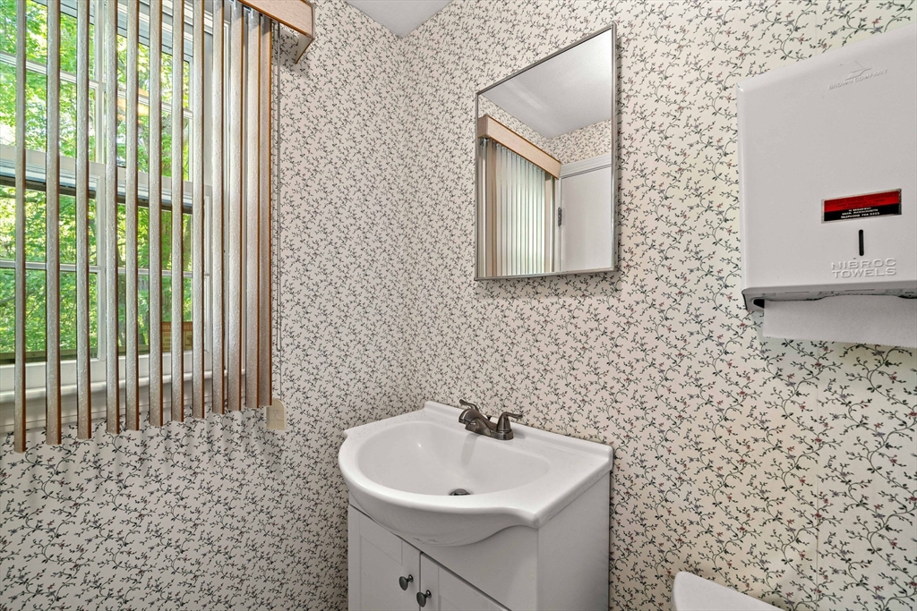 125 Ipswich Road Topsfield, MA 01983 - Photo 10 of 22