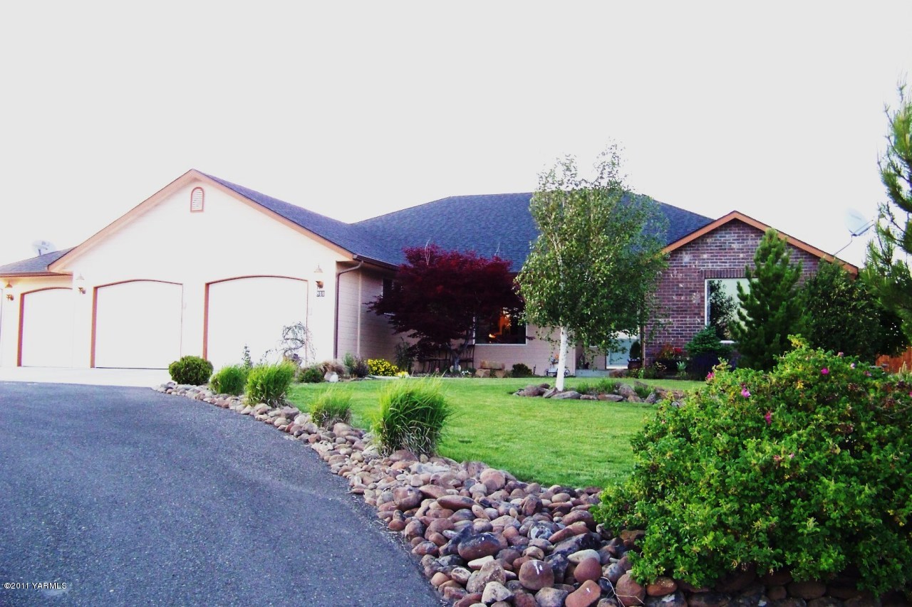 811 Red Tail Road Yakima, WA 98908 - Photo 2 of 35 a front view of a house with garden