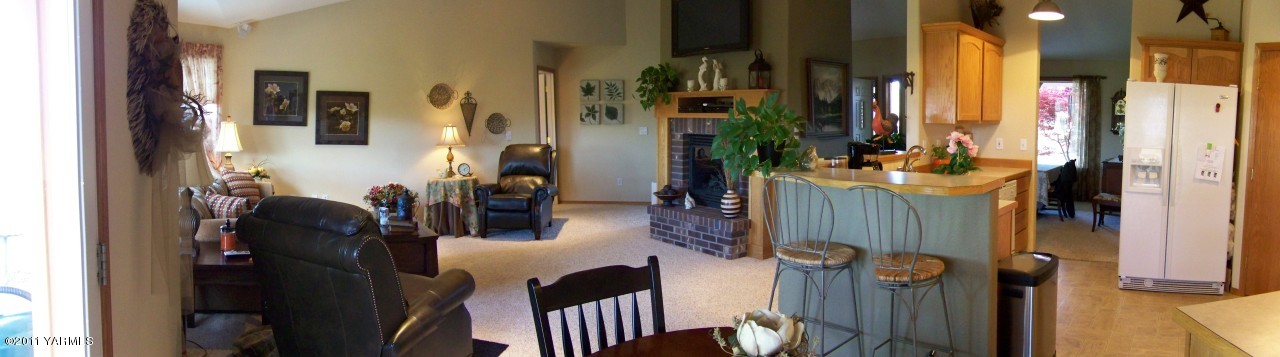 811 Red Tail Road Yakima, WA 98908 - Photo 11 of 35 a view of balcony and patio